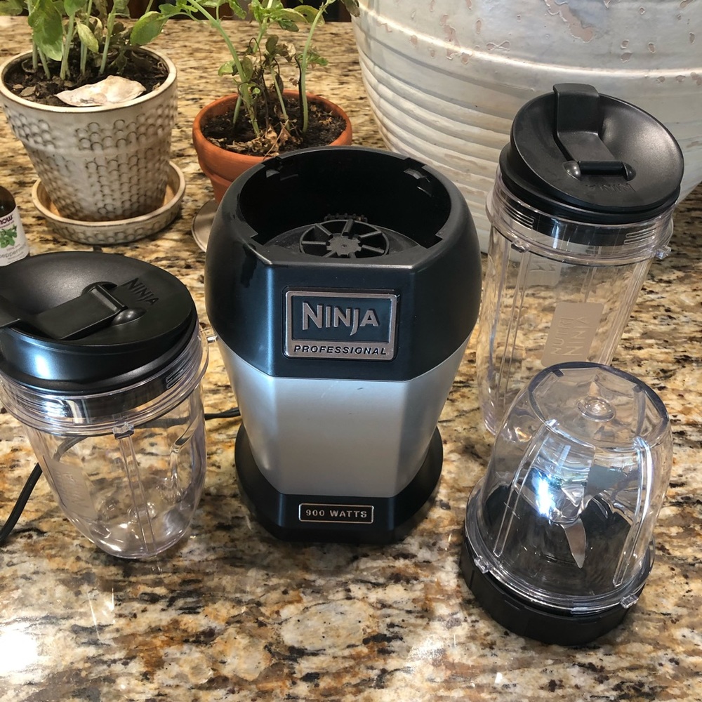 Ninja Bullet blender Nutri 900 watts smoothies shakes